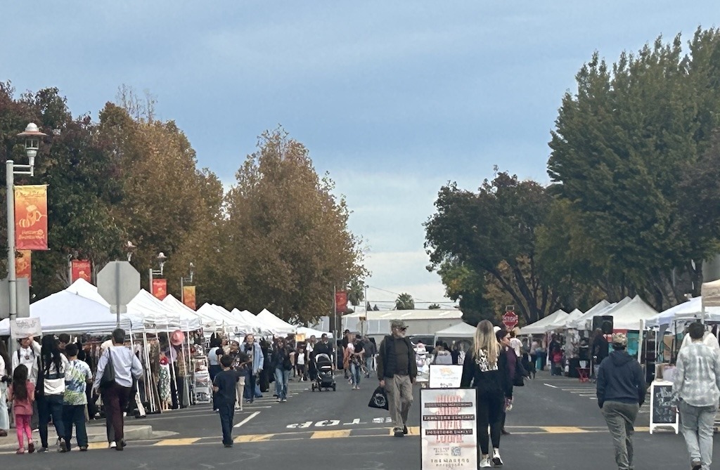 Brentwood Farmers Market Crowd Image credit: Anne Grenier. Brentwood (94513) Climate Action & Advocacy - 350 Contra Costa Action Brentwood (94513) Climate Action & Advocacy - 350 Contra Costa Action